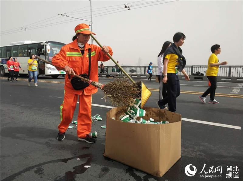 【服务咨询消息列表】【运动江城 活力武汉】武昌城管助力2018汉马 保障赛道环境卫生