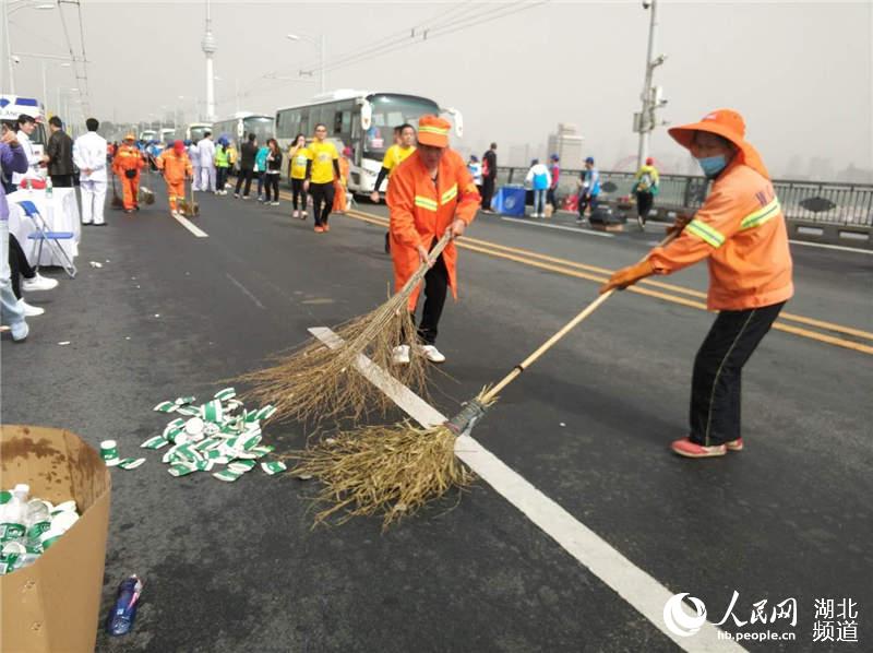 【服务咨询消息列表】【运动江城 活力武汉】武昌城管助力2018汉马 保障赛道环境卫生