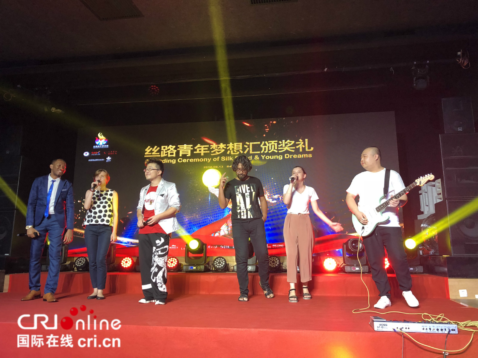 由丝路青年们组成的组合进行开场表演，演唱丝路青年梦想汇主题曲。_fororder_演出
