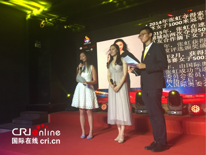 现在在台上进行分享的是奥运冠军张虹。_fororder_奥运冠军