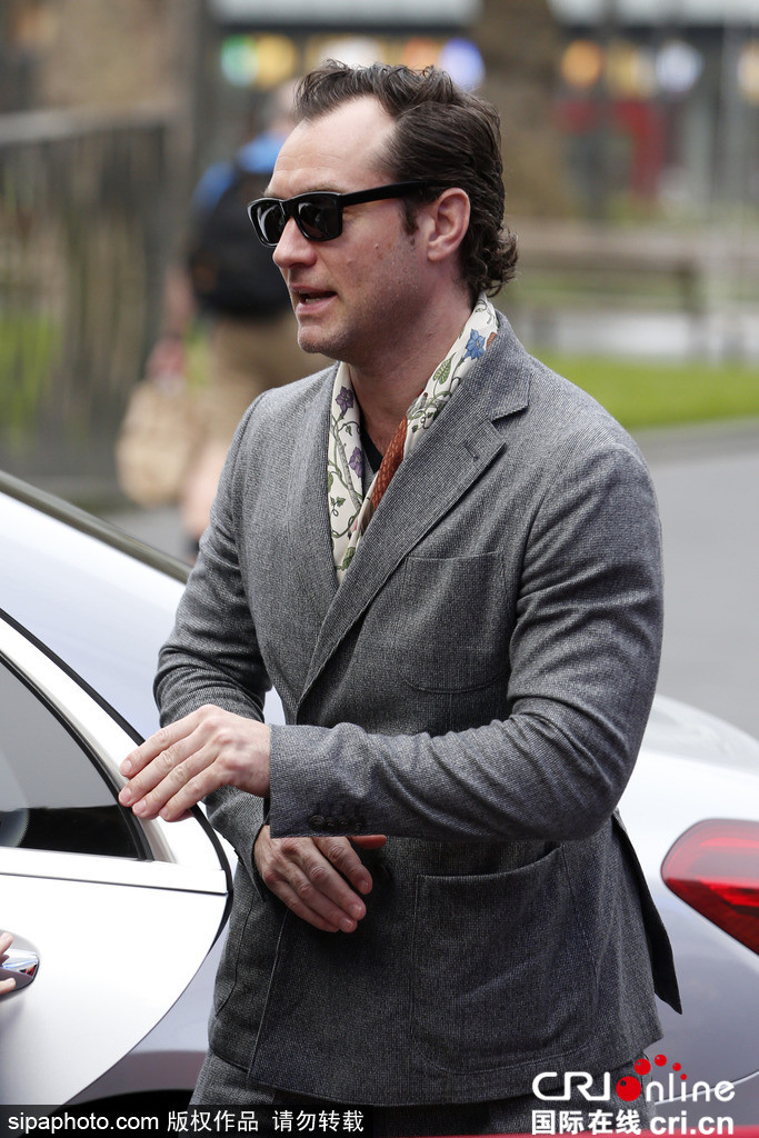 “裘花花”裘德·洛出街 得体西装难掩发际线尴尬