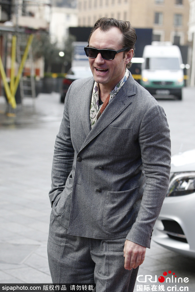 “裘花花”裘德·洛出街 得体西装难掩发际线尴尬