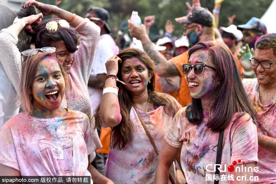 马来西亚民众庆祝印度教徒传统节日胡里节