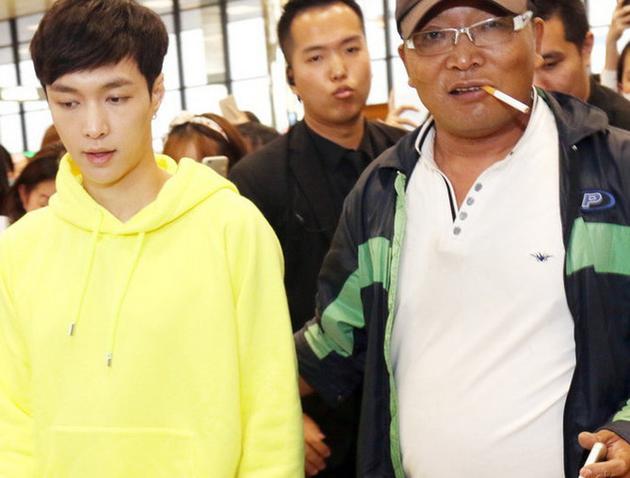 张艺兴现身被围堵 大叔实力开路保护小绵羊