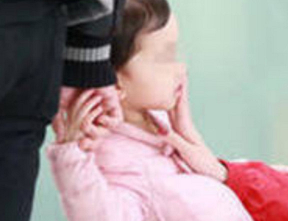 杨幂女儿小糯米快三岁了 长得有点像甜馨