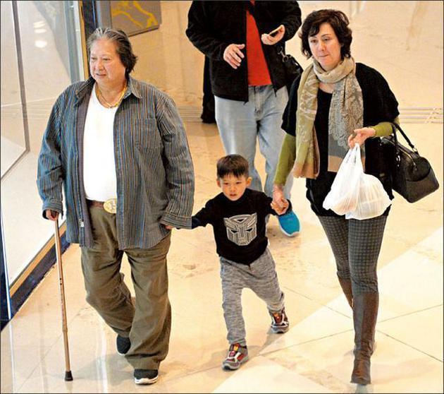 洪金宝携妻子逛街被拍 娇妻年过五旬貌美如初