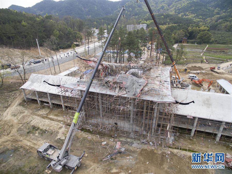 航拍湖北麻城一建筑工地脚手架垮塌事故现场