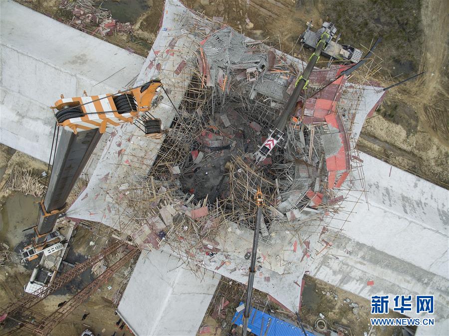 航拍湖北麻城一建筑工地脚手架垮塌事故现场