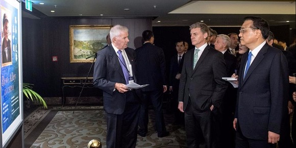 李克强与新西兰总理英格利希共同参观路易·艾黎诞辰120周年纪念活动展览