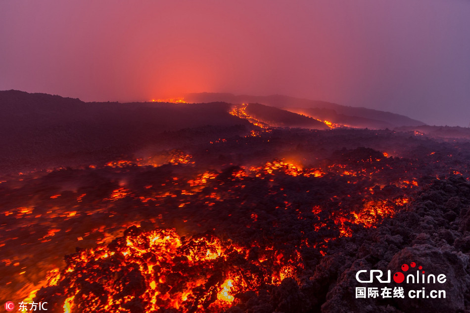 意大利埃特纳火山持续喷发(组图)