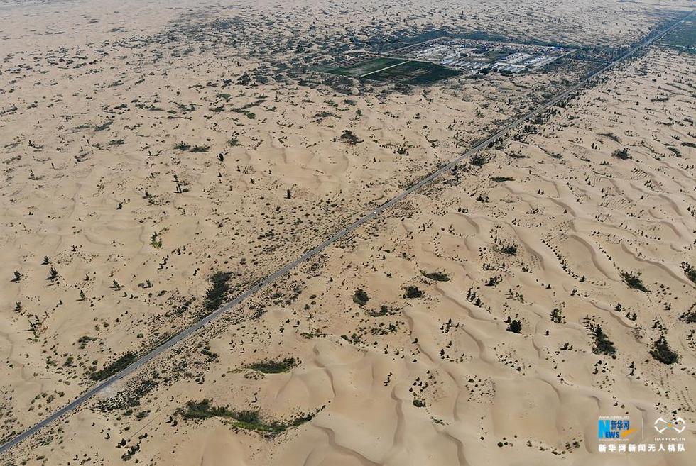 内蒙古：航拍库布其沙漠“七星湖”