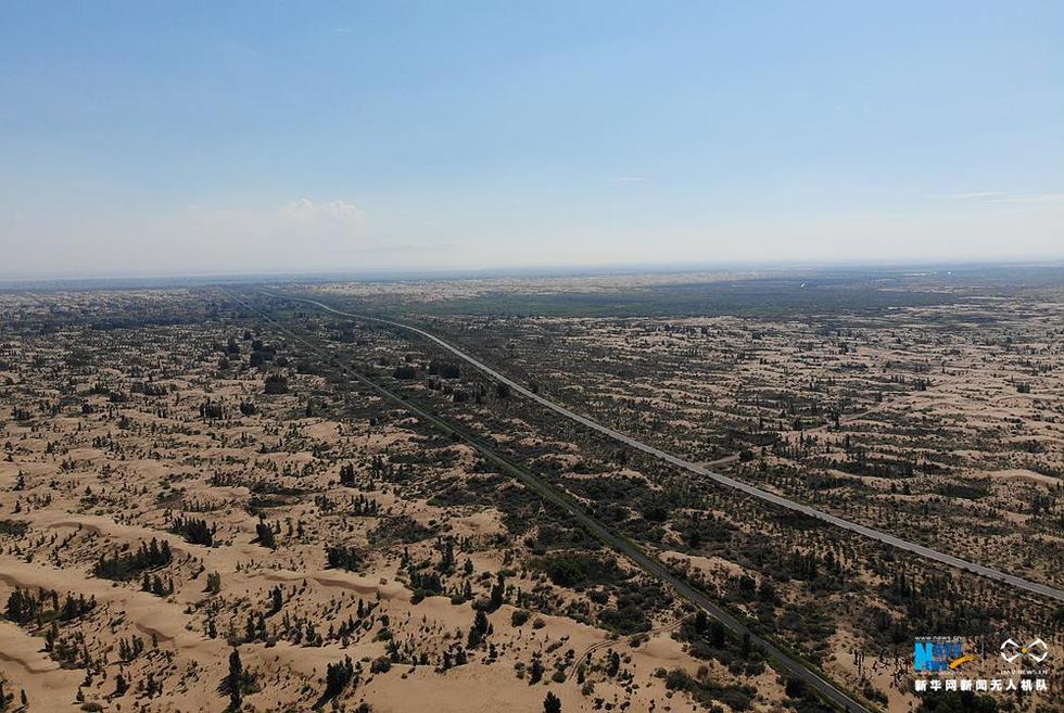 内蒙古：航拍库布其沙漠“七星湖”