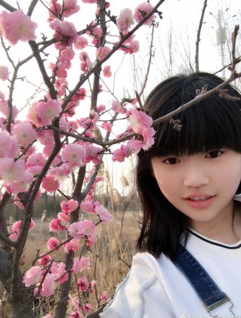 "草帽姐"近照曝光 女儿眉眼神相似妈妈(图)