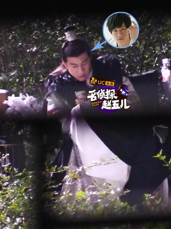 张馨予拍戏额头冒痘忙补妆 亲上手猛扑粉