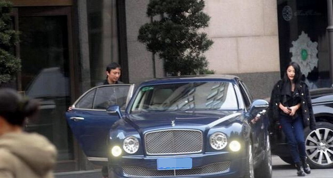 王思聪车库曝光：10多辆百万豪车一字排开