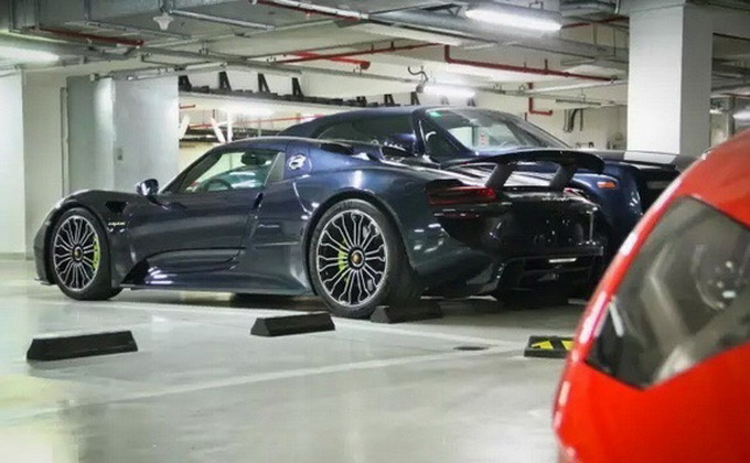 王思聪车库曝光：10多辆百万豪车一字排开