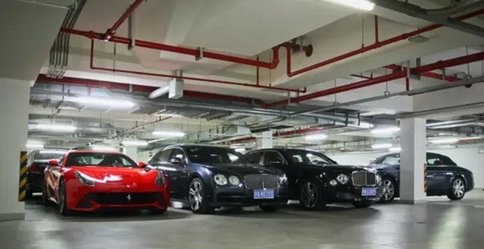 王思聪车库曝光：10多辆百万豪车一字排开