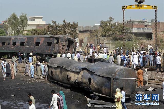 巴基斯坦一客运火车与油罐车相撞(组图)