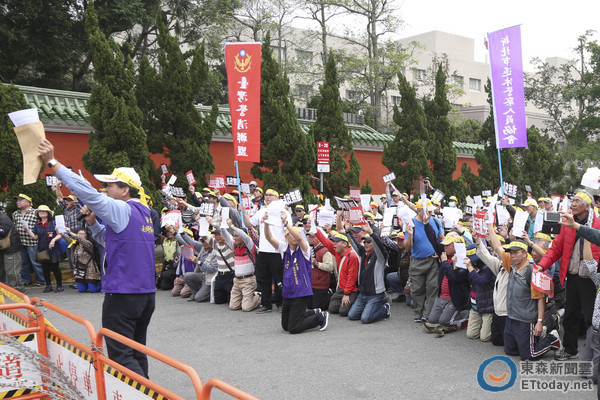 台灣軍公教等團體下跪抗議年改 高喊“蔡英文下臺”