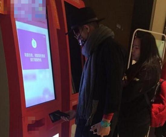 汪东城看电影被偶遇 不会用取票机模样好呆萌!