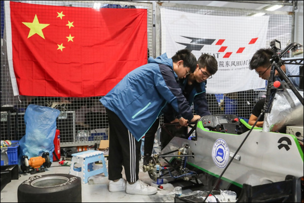 ตัวแทน 2 สถาบันจีนร่วมงานแข่งรถฟอร์มูลาของนักศึกษาเยอรมัน