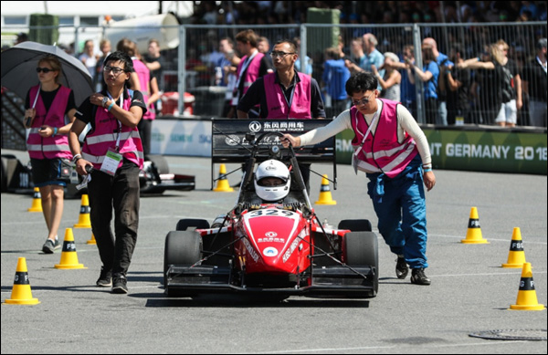 ตัวแทน 2 สถาบันจีนร่วมงานแข่งรถฟอร์มูลาของนักศึกษาเยอรมัน