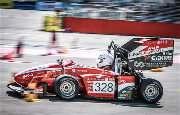 ตัวแทน 2 สถาบันจีนร่วมงานแข่งรถฟอร์มูลาของนักศึกษาเยอรมัน