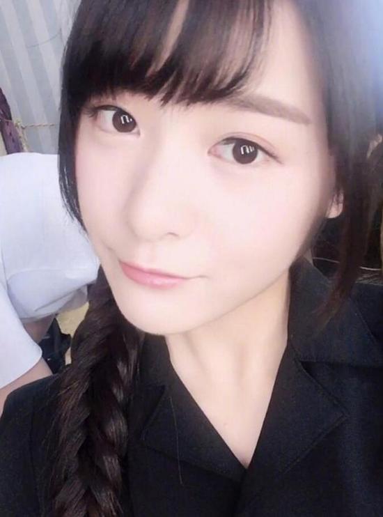 徐娇晒自拍身材高挑 穿黑色网袜可爱中透著性感