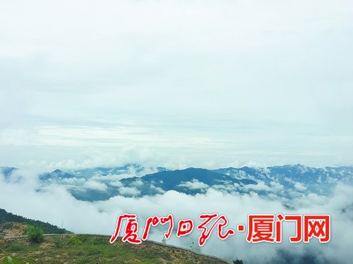 廈門：空山新雨後"軍營雲海"來 遠處群山宛如漂浮海中