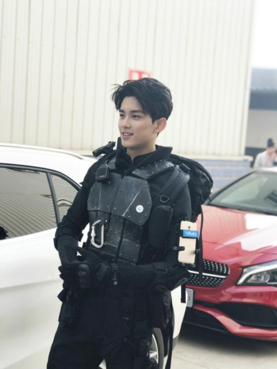 吴磊尝试黑色特工装 网友:好似铠甲勇士(图)