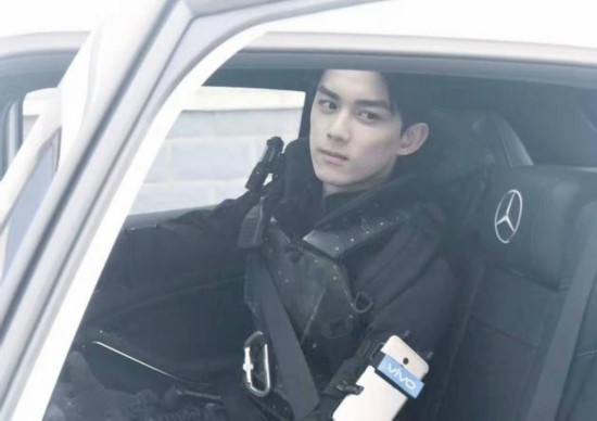 吳磊嘗試黑色特工裝 網友：好似鎧甲勇士(圖)