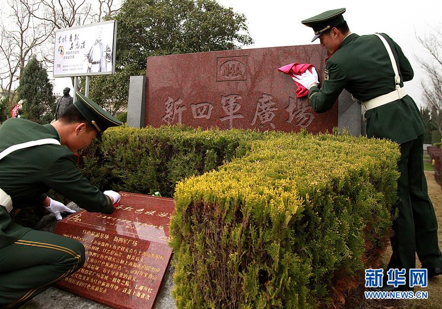 【焦点图】上海武警官兵祭扫烈士陵墓