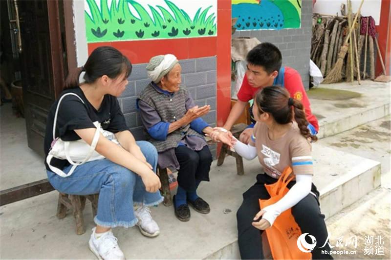 武漢高校11名師生牽手四川貧困山區留守兒童 譜寫動人村歌