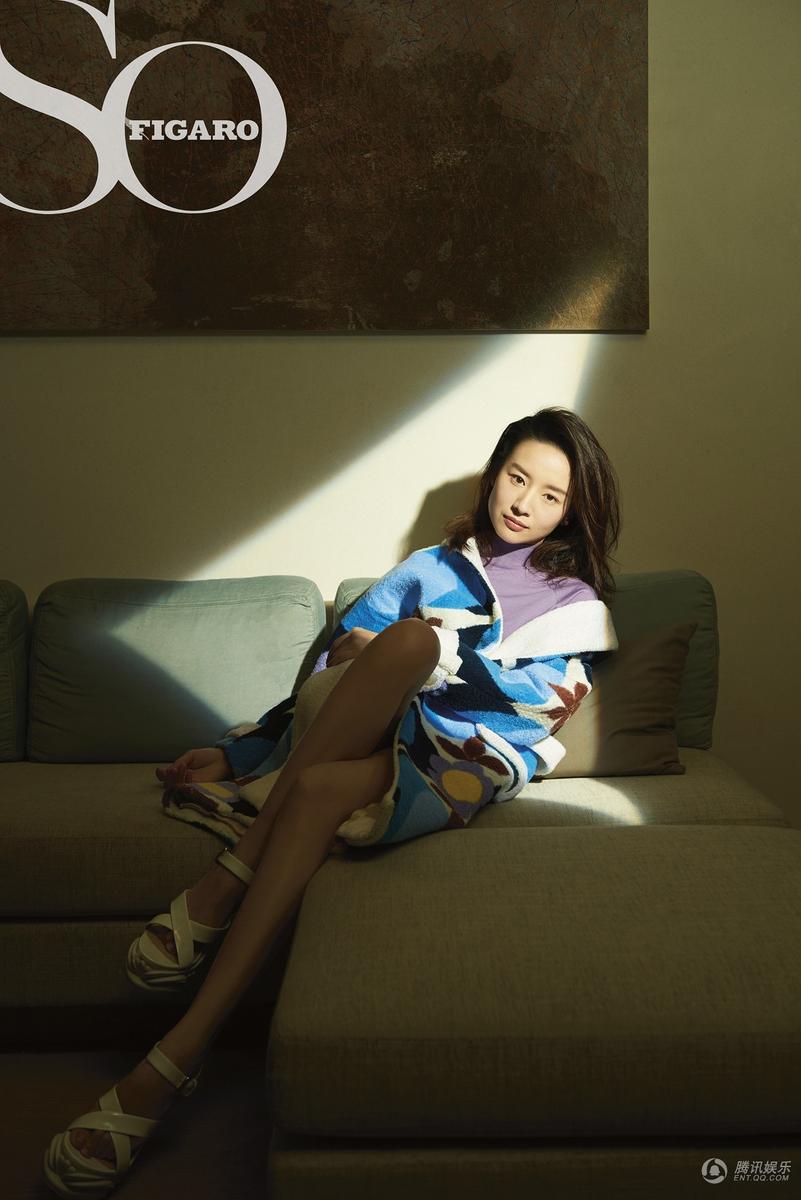 董洁上法国某杂志封面 小露香肩展女神气场