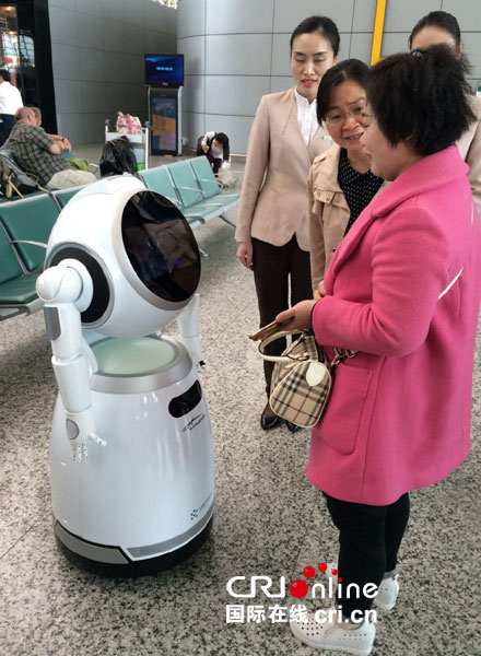 可提供中英文服务的智能机器人“云朵”亮相广州白云机场