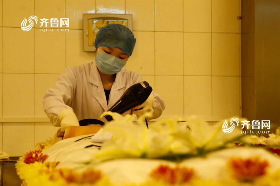 90后入殓师4年为6000位逝者整容 看过太多生死拥有一颗简单心