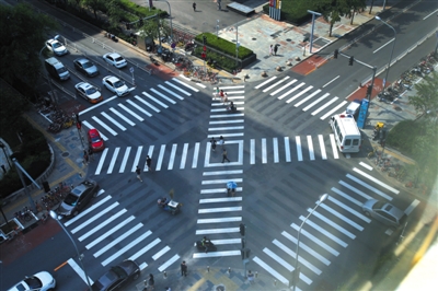 昨日,石景山区鲁谷西街与政达路交叉路口成为北京市首个"全向十字