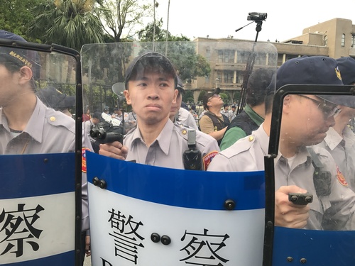 累觉不爱 台湾老警察上街了