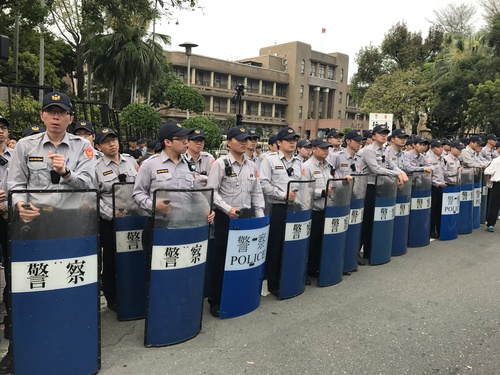 累觉不爱 台湾老警察上街了