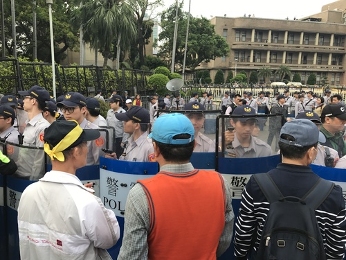 累觉不爱 台湾老警察上街了