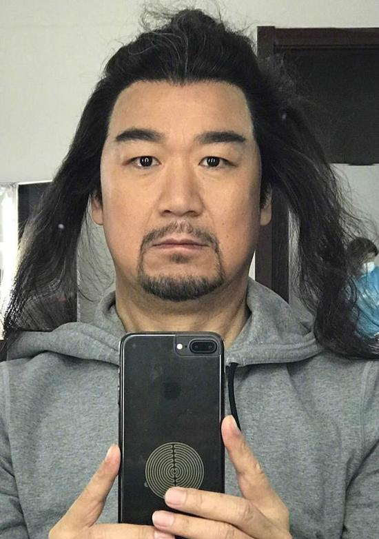 张国立晒搞笑自拍庆粉丝破百万