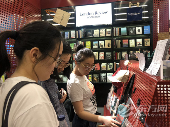 【上海微网首页头条2】此间不应只有书 2018上海书展：期待“拥抱”更多文创佳品