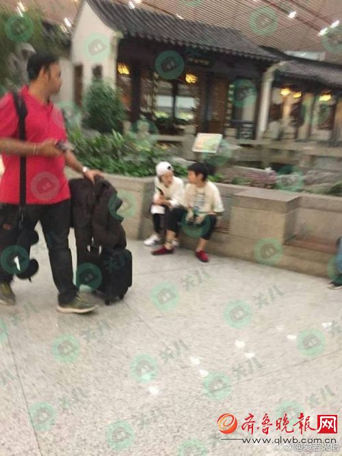 周冬雨窦靖童小馆子喝酒撸串 周冬雨吃相难看，窦靖童则一脸淡定