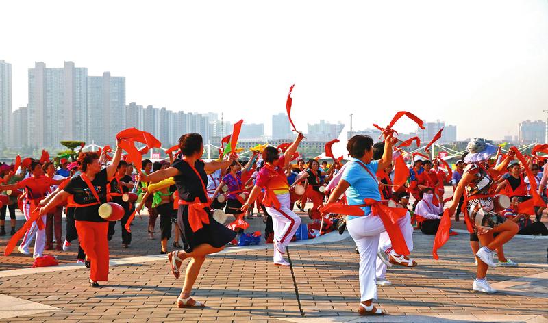 咸阳市民打腰鼓庆祝陕西省十六运