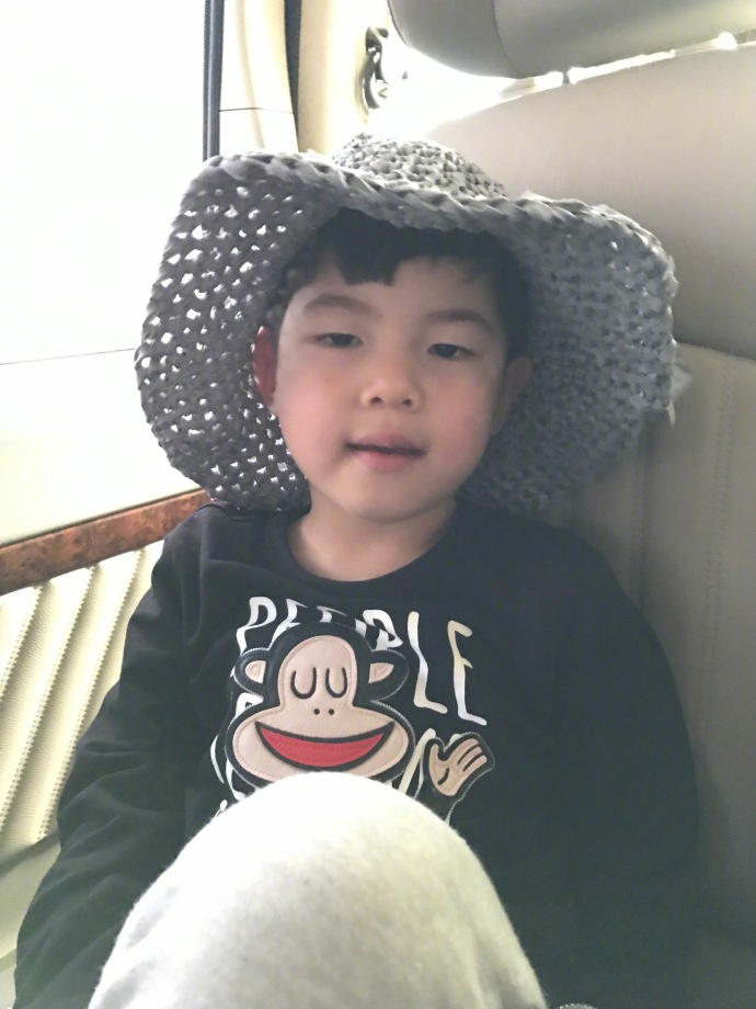 沙溢晒"鲫鱼兄弟"萌照 安吉小鱼儿带草帽卖萌(图)