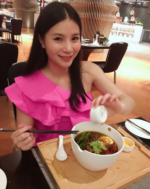 何姿晒靓照 秦凯：再这样美就报警