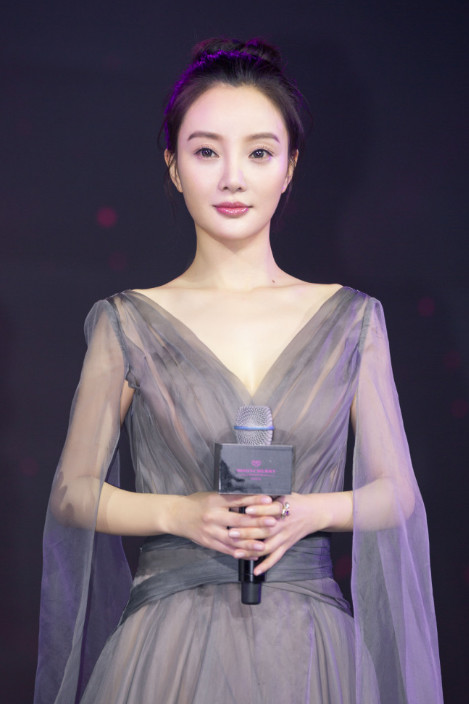 李小璐穿深v纱裙有点仙有没有美到你