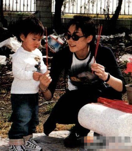 大牌歌手接地氣 清明節也要去掃墓_娛樂_騰訊網