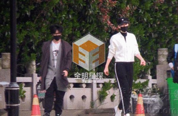 大牌歌手接地氣 清明節也要去掃墓_娛樂_騰訊網