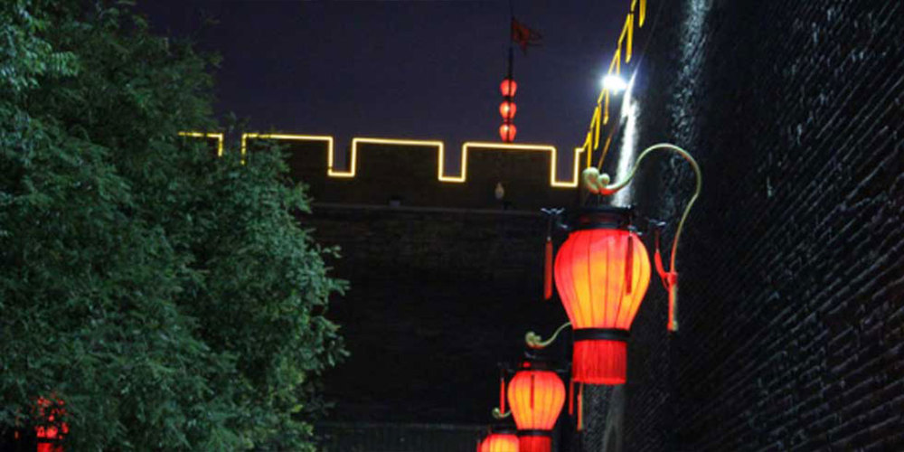 駐華外交官夜登西安城墻 點讚“大西安”厚重歷史